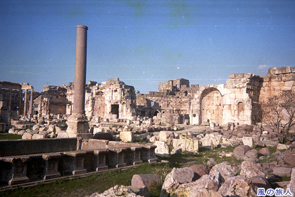 祭壇のある広場 バールベック遺跡の写真　Baalbek Roman Ruins