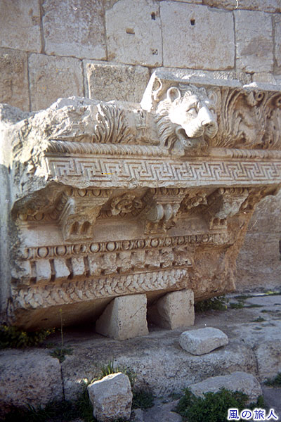 下に落下した柱の上部 バールベック遺跡の写真　Baalbek Roman Ruins