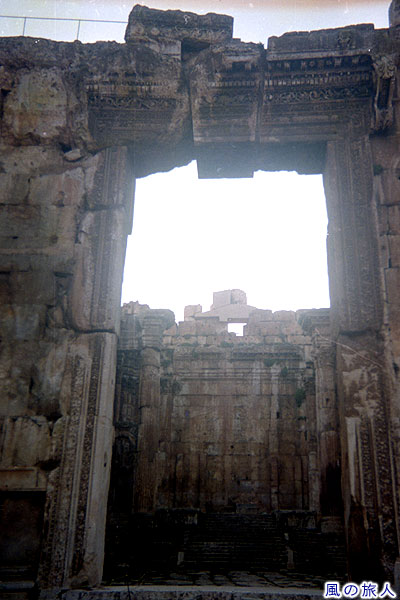 バッカス神殿の内部 バールベック遺跡の写真　Baalbek Roman Ruins