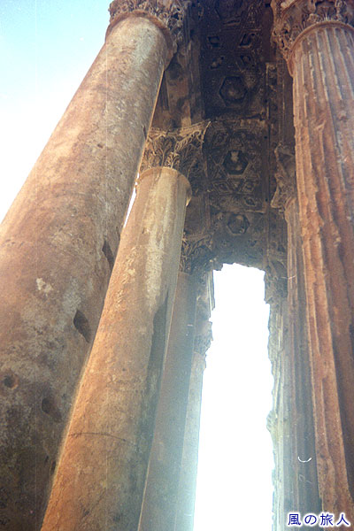 バッカス神殿の回廊部 バールベック遺跡の写真　Baalbek Roman Ruins
