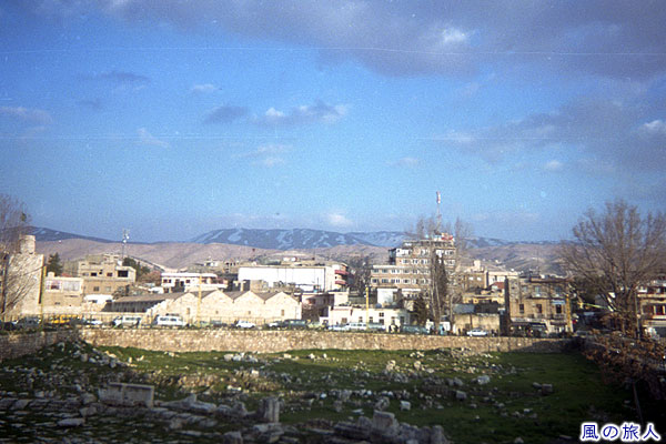 遺跡とレバノン山脈 バールベック遺跡の写真　Baalbek Roman Ruins