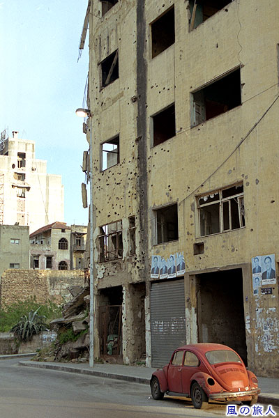 戦災ビルとワーゲン　ベイルートに残る内戦の傷跡の写真