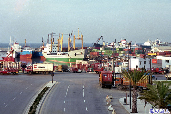 ベイルート港の様子　ベイルートの町並みの写真　Port of Beirut