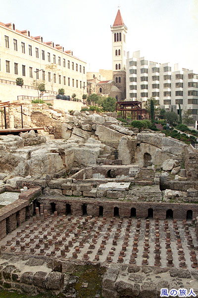 ローマ風呂跡と教会　ベイルートの町並みの写真 Roman Baths in Beirut