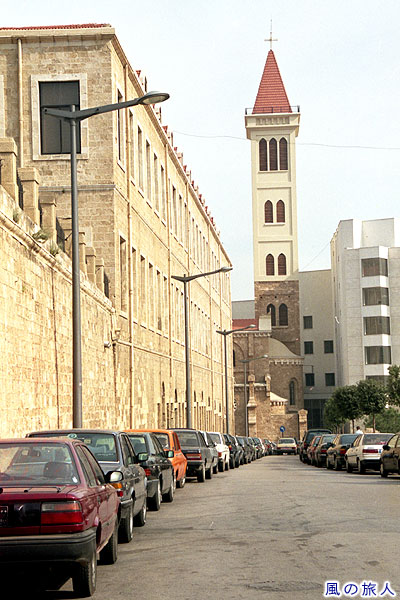 古い建物と教会　ベイルートの町並みの写真