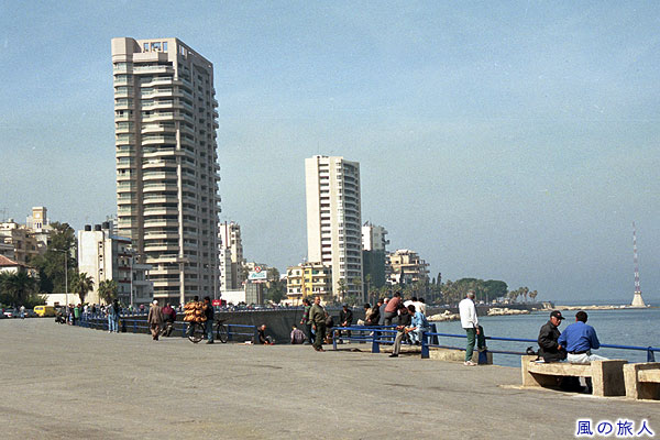 コルニッシュ（海岸通り）　ベイルートの町並みの写真　Corniche El Manara