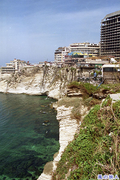 鳩の岩付近の海岸　ベイルートの町並みの写真