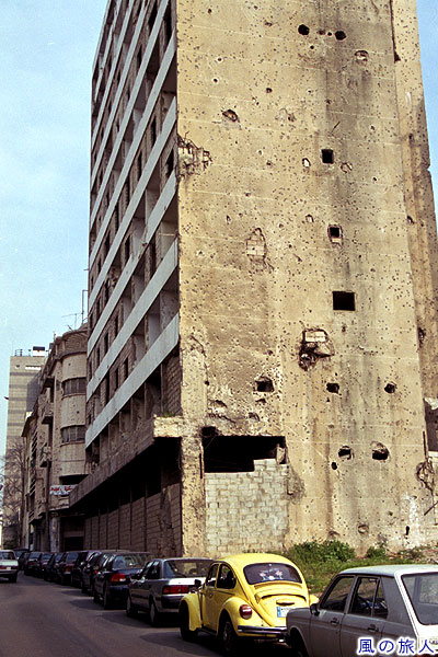 多くの穴が開いているビルの壁　ベイルートに残る内戦の傷跡の写真