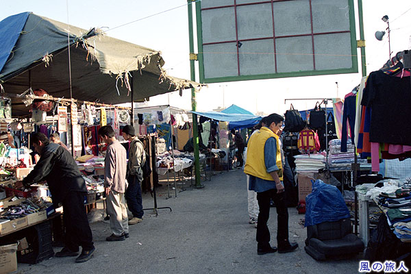 フリーマーケットの様子　ベイルートの町並みの写真