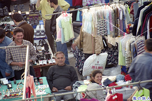 フリーマーケットの人たち　ベイルートの町並みの写真