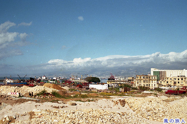 ちょっと離れたところから見たベイルート港　ベイルートの町並みの写真