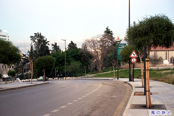 町中の道路　ベイルートの町並みの写真