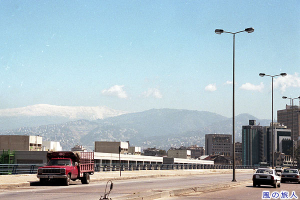 レバノン山脈と町並み　ベイルートの町並みの写真
