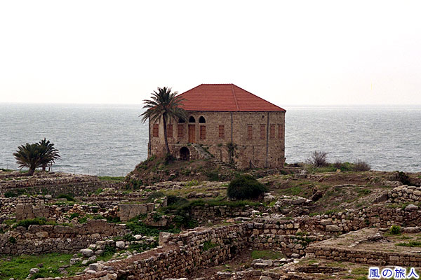 海辺にある建物　Othman Al Housami House　ビブロス遺跡の写真