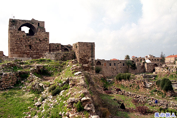 古代の城壁跡と十字軍の城　ビブロス遺跡の写真