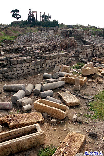 遺跡の柱や石棺　ビブロス遺跡の写真
