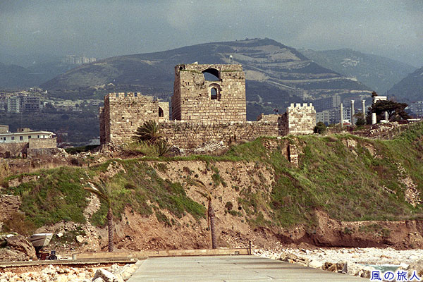 海岸から見る十字軍の城　ビブロス遺跡の写真
