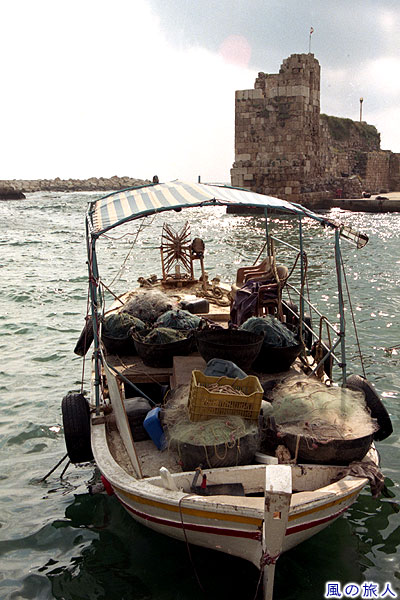 漁船と塔　ビブロス遺跡の写真