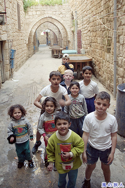 サイダ旧市街の子供たち　サイダの旧市街の写真