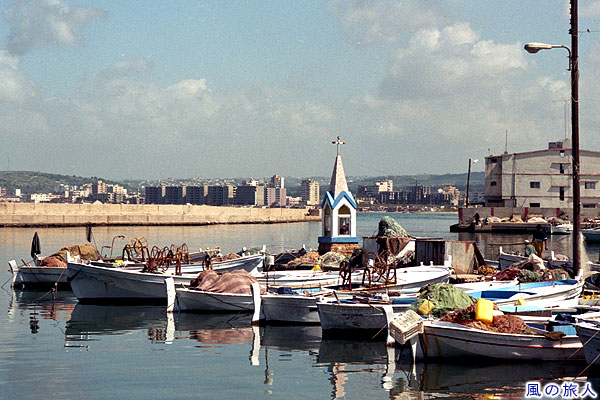 スールの漁港の写真