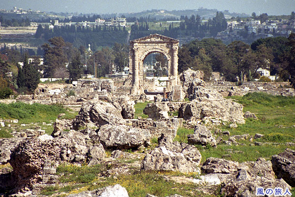陸側の遺跡の凱旋門　スールのティルス遺跡の写真