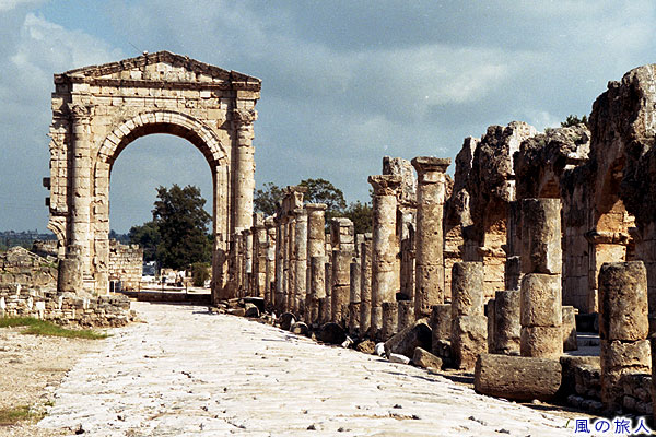 列柱と凱旋門　スールのティルス遺跡の写真