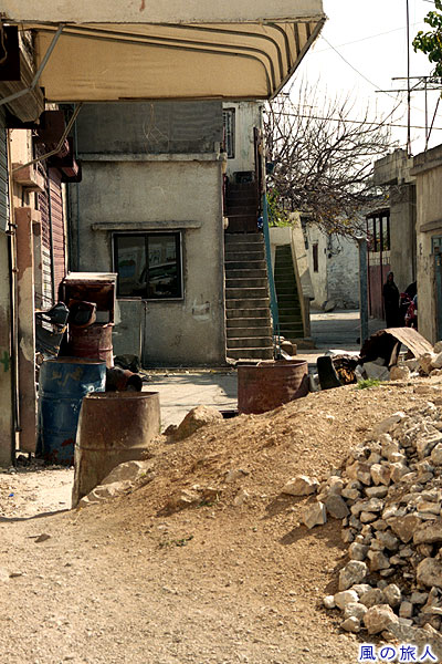 バリケードが作られた集落　レバノンのスールの写真