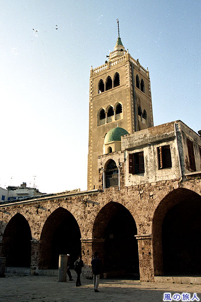 マンスーリモスクの尖塔　Al Mansouri Mosque　トリポリの町並みの写真