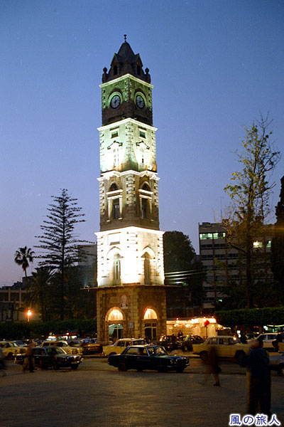 夜の時計塔　Sultan AbdulHamid Clocktower　トリポリの町並みの写真