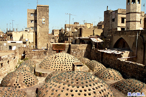 屋上のドームと旧市街　アル・ジャディドハマム