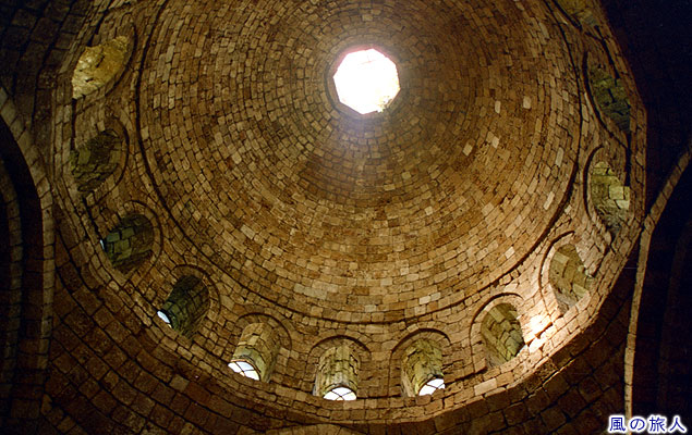中央部の天井　アル・ジャディドハマム