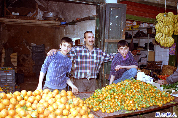 柑橘類を売る親子　トリポリのスーク