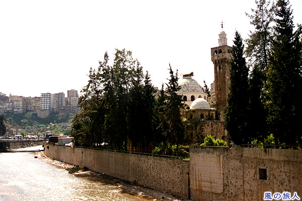 バルタシッヤ・モスクとアブ・アーリー川　トリポリの町並みの写真
