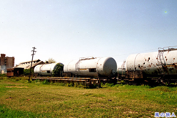銃撃跡の残るタンク車　旧トリポリ駅の戦災蒸気機関車の写真