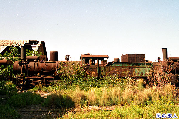 屋外で放置されている蒸気機関車　旧トリポリ駅の戦災蒸気機関車の写真