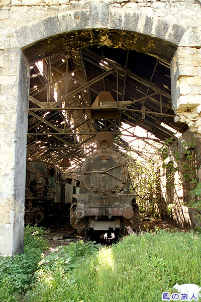 車両庫内の蒸気機関車　Broken Steam Locomotive at Old Tripoli railway station　旧トリポリ駅の戦災蒸気機関車の写真
