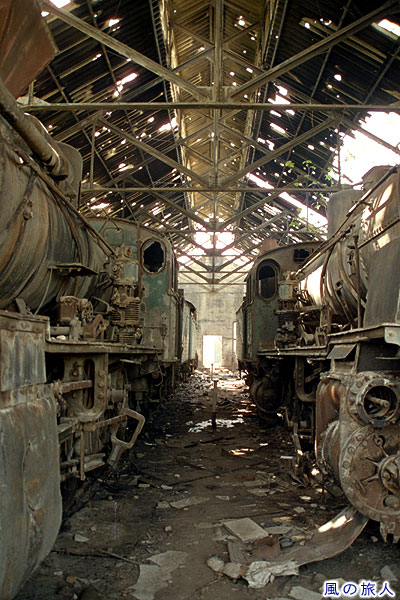 幻想的な車庫内　旧トリポリ駅の戦災蒸気機関車の写真
