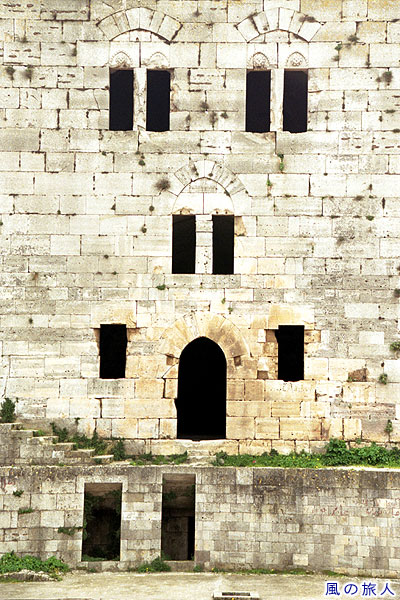 壁面の窓と入り口　クラック・デ・シュヴァリエの内部