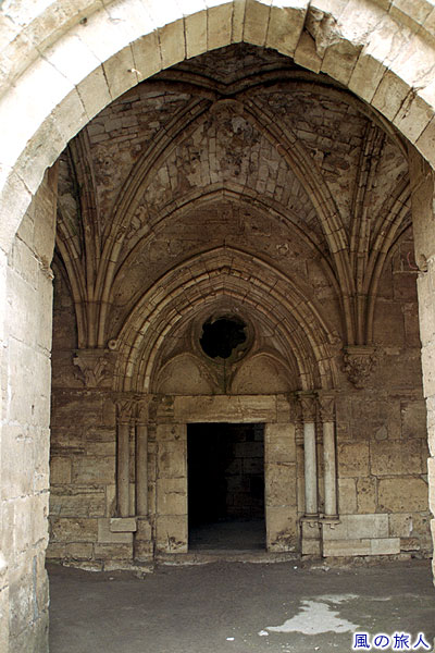 教会の入り口　クラック・デ・シュヴァリエの内部