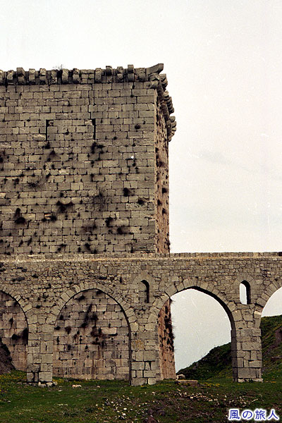 水道橋と城壁　クラック・デ・シュヴァリエ