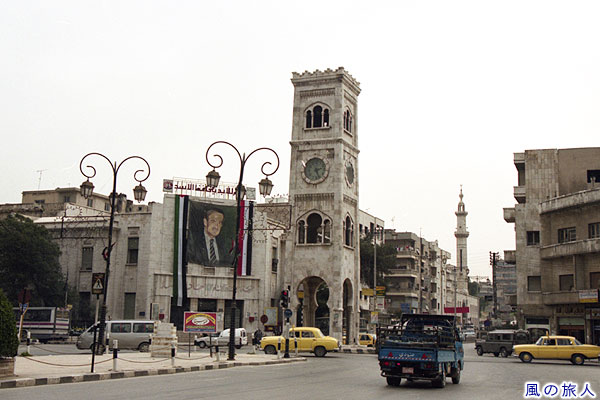 町の中心部の時計塔　ハマの町並みの写真　Hama Clock Tower