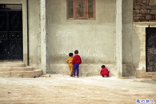 落書き少年　　ハマの町並みの写真