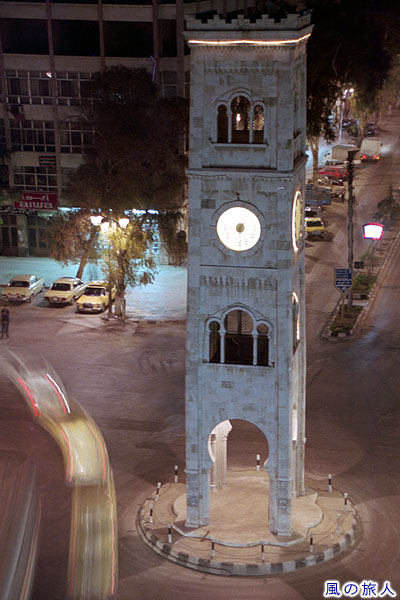 夜の時計塔　　ハマの町並みの写真