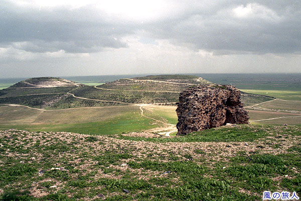 シュメミス城の隣の丘