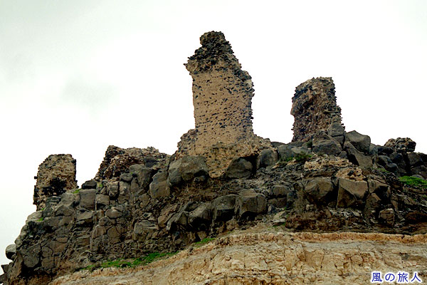 ボロボロの城壁　シュメミス城
