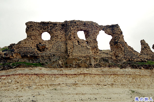城壁と地層　シュメミス城