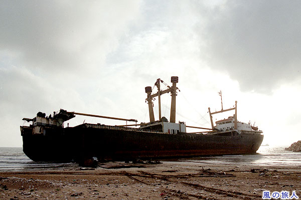 海岸に横たわる船　タルトゥースの海岸