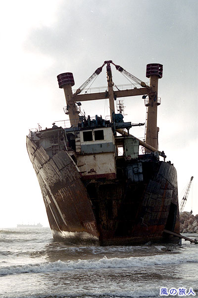 解体中の船　タルトゥースの海岸