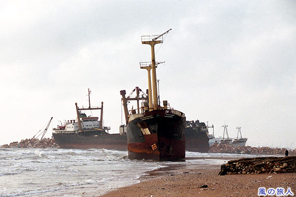 解体を待つ船　タルトゥースの海岸