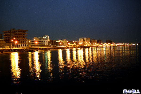 夜の海岸通り　タルトゥースの夜景